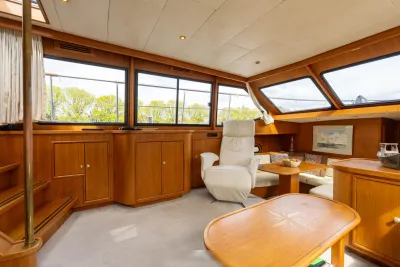 interieur salon met houten meubels en ramen