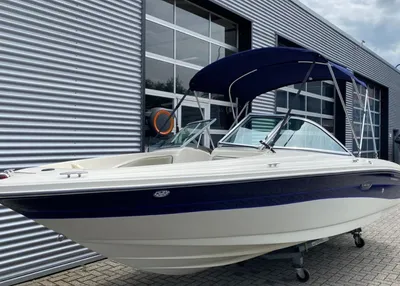 motorboot op trailer bij bedrijfshal