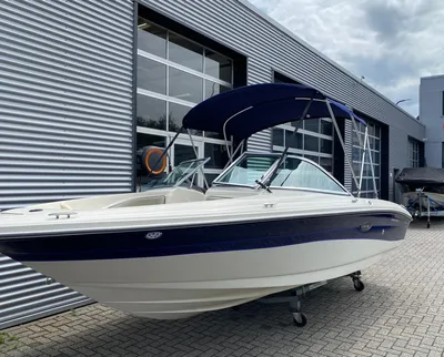 sportboot bij bedrijfsgebouw