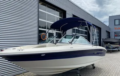 motorboot bij bedrijfspand op trailer