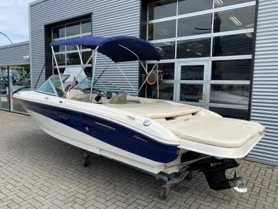 speedboot geparkeerd bij gebouw
