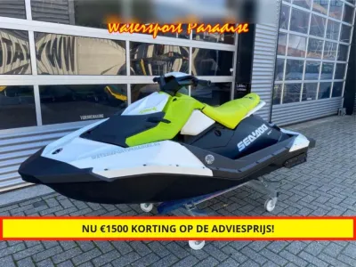 Gele en zwarte waterscooter op trailer