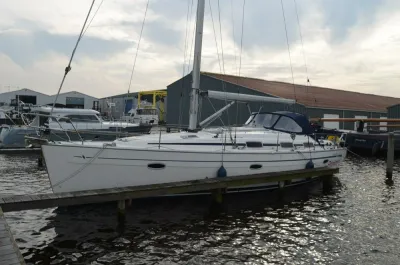 zeiljacht aangemeerd in jachthaven