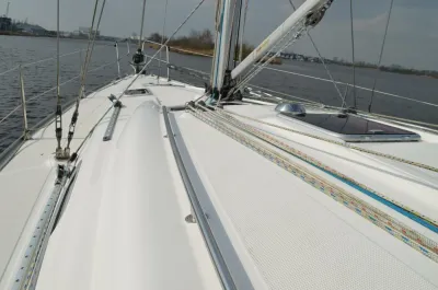 dek van zeiljacht met tuigage
