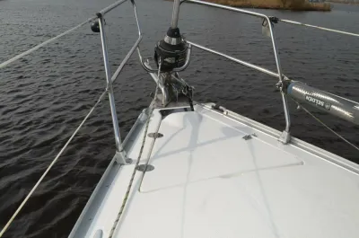 boeg van zeilboot met dek en water