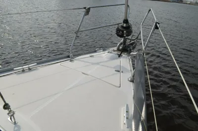 voorkant dek van zeilboot op het water