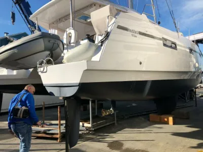 catamaran op de wal bij de werf