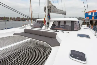 voordek catamaran met trampoline en zitkussens