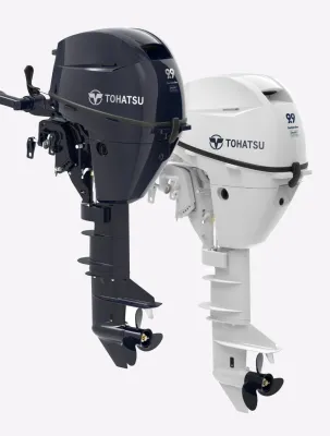 Twee buitenboordmotoren op witte achtergrond