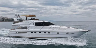 wit motorjacht varend bij de kust