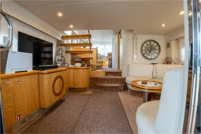 saloninterieur met trap en zithoek