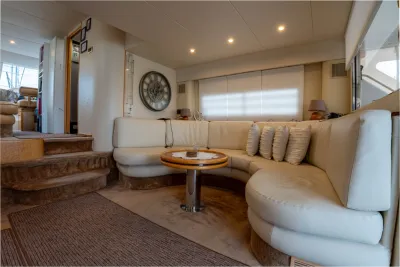interieur salon met zithoek en tafel