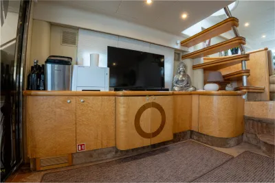 interieur salon met tv, trap en houten kasten
