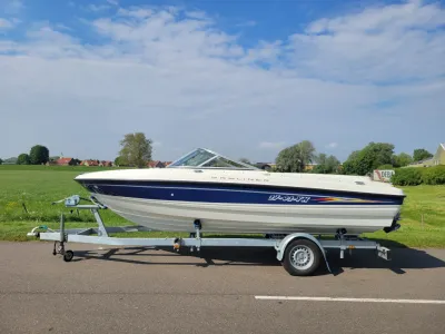 Boot op trailer langs landelijke weg