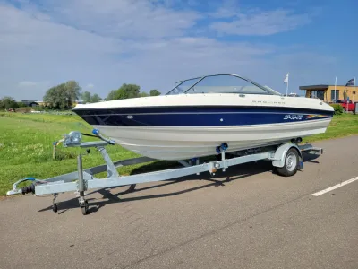 Motorboot op trailer langs weg