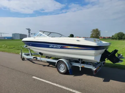 motorboot op trailer langs weg