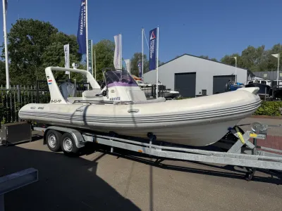 RIB-boot op trailer bij jachthaven