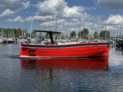 rode aluminium boot in jachthaven