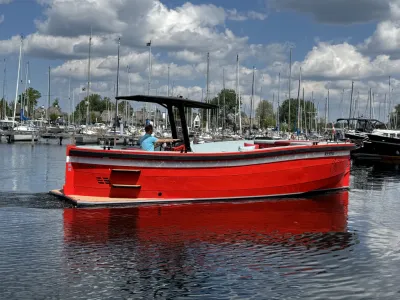rood aluminium motorjacht in jachthaven