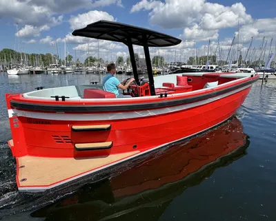 rode open boot in jachthaven