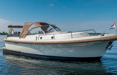 motorjacht op rustig water