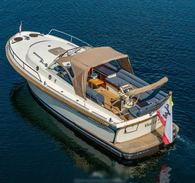 motorjacht in het water, boeg en kuip zichtbaar