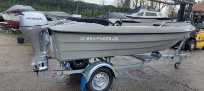grijze sloep op trailer bij opslag