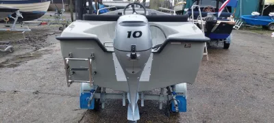 achteraanzicht van kleine boot op trailer