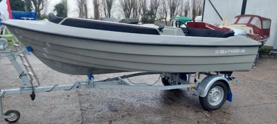 grijze sloep op trailer buiten