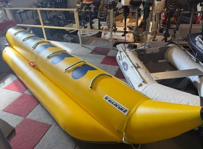 gele opblaasbare banaan op showroomvloer