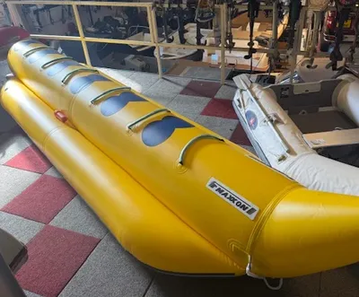 gele opblaasbare banaanboot in winkel