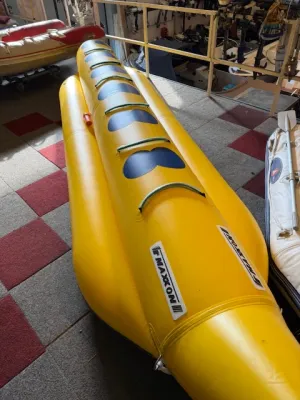 gele opblaasbare banaanboot in opslag