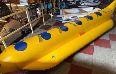 gele opblaasbare banaanboot in magazijn