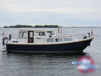 vlet op het water met gesloten kajuit