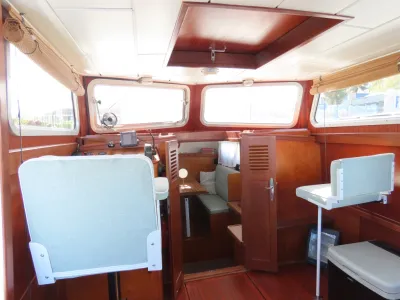 interieur van houten vlet met zitbank