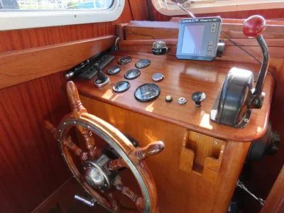 houten stuurstand met instrumentenpaneel