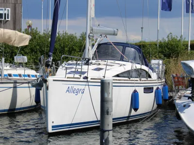 zeiljacht vooraan aangemeerd in haven