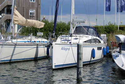 Zeiljacht aangemeerd in een jachthaven