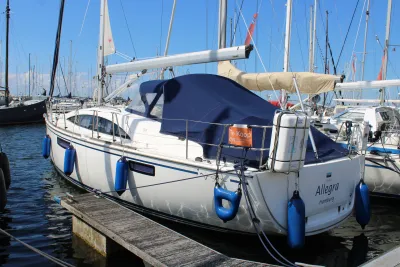 zeiljacht in haven bij steiger