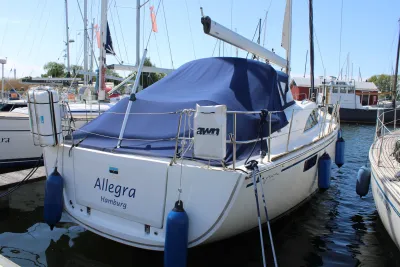 zeiljacht afgemeerd in jachthaven
