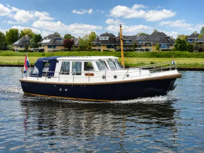 motorboot op kanaal met huizen