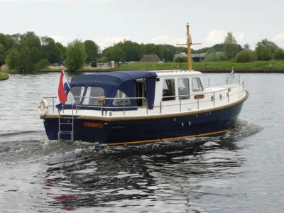 motorjacht op rivier met gesloten kuiptent