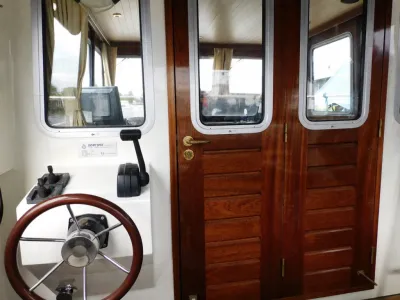 stuurhut met houten deuren en stuurwiel