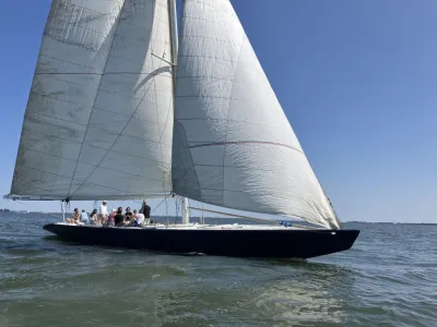 zeiljacht met bemanning op open water