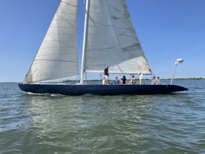 zeiljacht met bemanning op open water