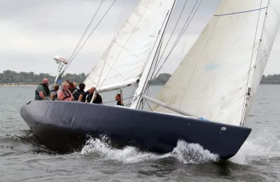 zeiljacht met bemanning op het water