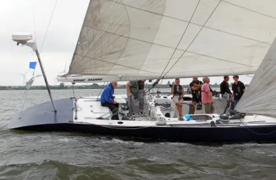 zeiljacht met bemanning op open water