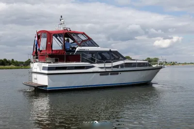 motorjacht met rode kuiptent op het water