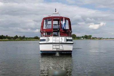 Achteraanzicht van motorjacht op water