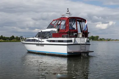motorjacht op rustig water